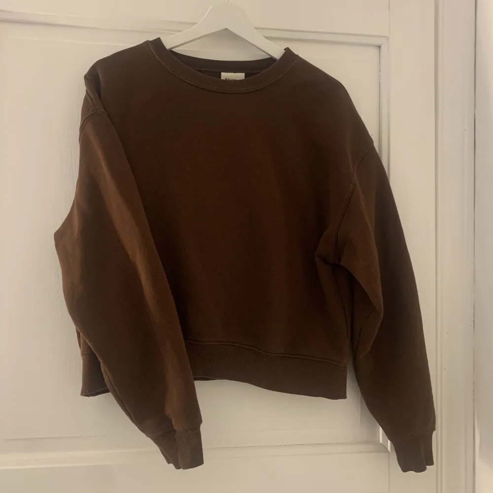 Sweatshirt från Pull&Bear i storlek M. Färgen är lite rödare i verkligheten än det uppfattas på bild, men är man intresserad så kan jag skicka ytligare bilder🌼. Tröjor & Koftor.