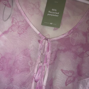 Fjärils mesh topp - Flowy söt topp, öppen framsida med knytning oanvänd