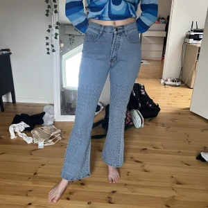 Bootcut högmidjade jeans - Säljer dessa fina högmidjade bootcut jeans! Jeansen är i fin sick! ❤️