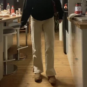 Beiga jeans🤍 - Säljer för att de inte används lika mycket. Beiga jeans med en slit som är lite högmidjade! Kan skicka fler bilder🤍 jag är 172