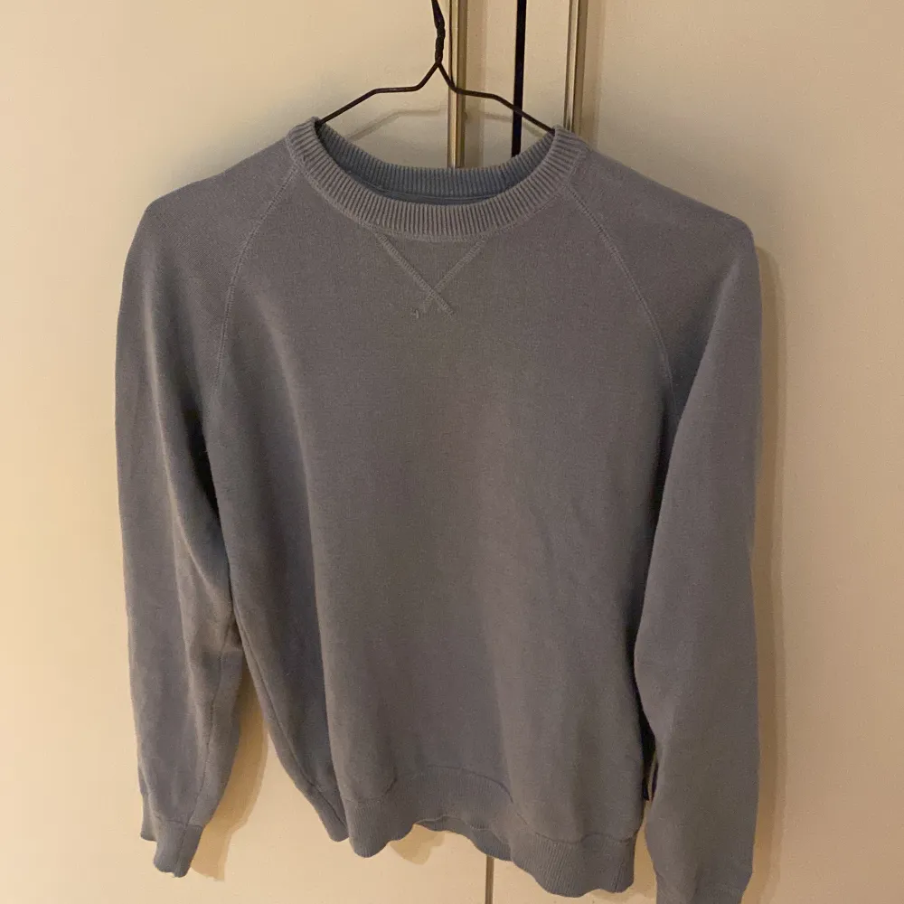 Säljer min skitsnygga tröja från märket Dobber, köpt på MQ. Den är i färgen ljusblå och storlek S. Den är i väldigt bra skick och har bara använts ett fåtal gånger. Skicka dm för frågor eller fler bilder . Stickat.