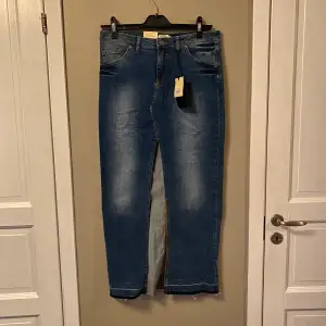 ny oanvänd monrow jeans kjol nypris 1000:- vid intresse kan fler bilder skickas 