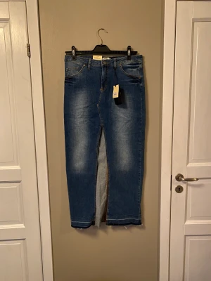 monrow jeans kjol - ny oanvänd monrow jeans kjol nypris 1000:- vid intresse kan fler bilder skickas 