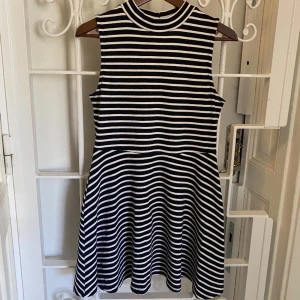 Poppig klänning  - Randig klänning från Forever 21. Mycket fint skick, knappt använd.  Storlek: L.