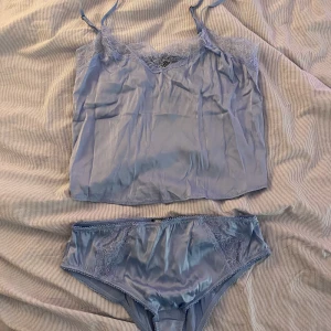 Underklädesset - Helt oanvänt pyjamas/underklädesset i silke med lapparna kvar från Zara💘 Nypris 700 kr.