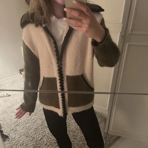 Kombinerad stickad jacka - Superfin slutsåld stickad jacka/kofta Bud på 500