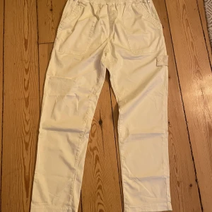 Stone Island byxor - Säljer dessa snygga Stone island shadow project byxorna som endast är använda 3 gånger. Original pris är 2900. Kvitto, original påse och tag följer såklart med. Storlek 32 Beige  9,5/10  Om du vill ha mer bilder eller information fråga bara 