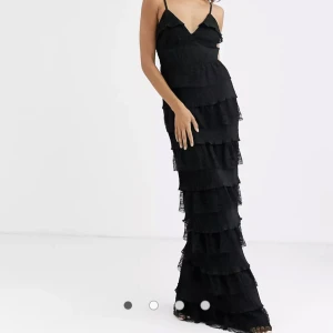 Klänning - SÖKER!!   söker denna klänning från märket Forever unique, finns på asos men tyvärr slutsåld där, storlek 34 eller 36