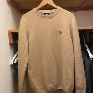 Lyle & scott stickad tröja M - Säljes i ny skick. Stl M