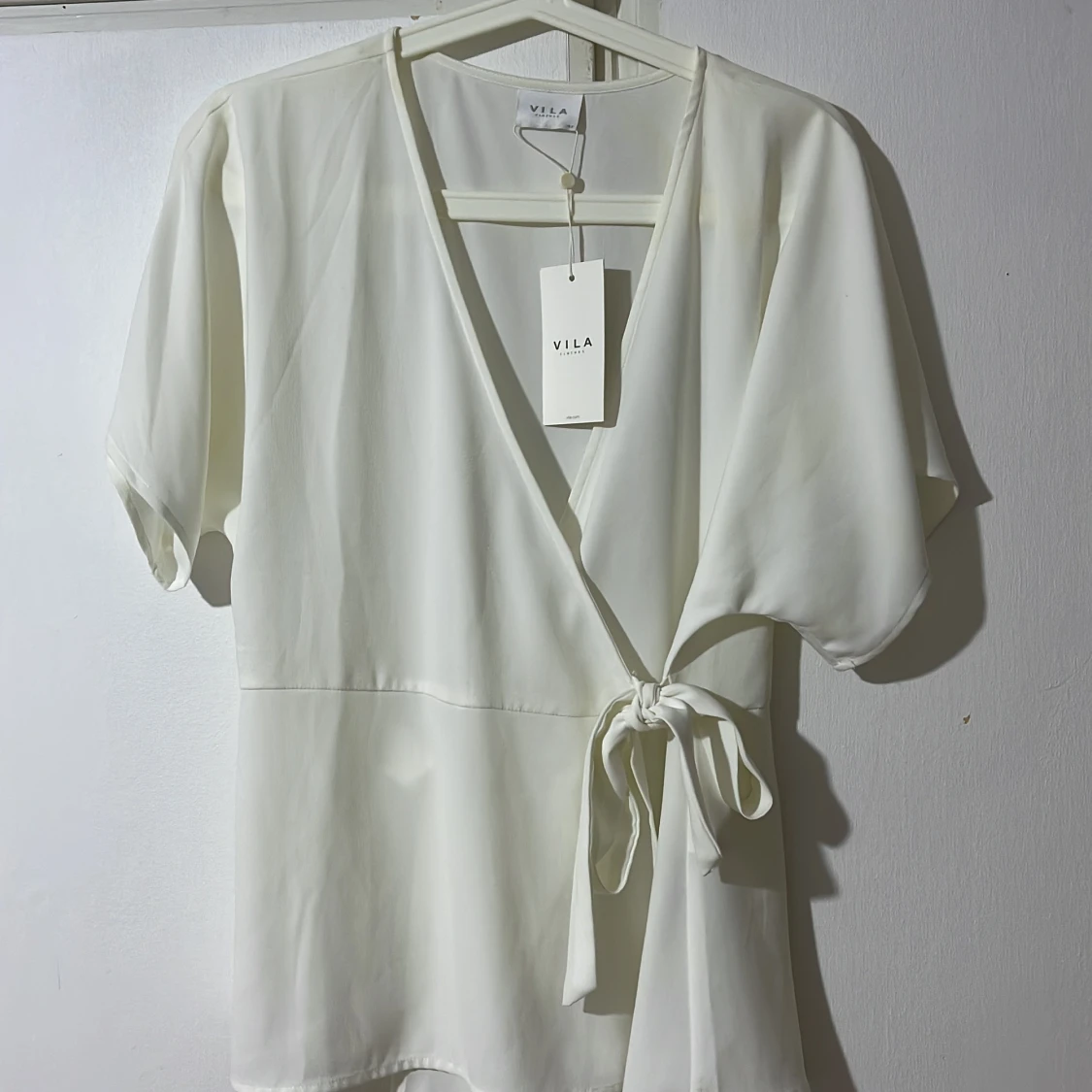 Vit topp med knytband