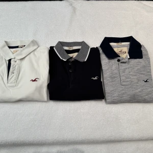Hollister Pikér | Small - Säljer tre stycken Hollister pikéer i storlek Small  Samtliga är i gott skick  Vid snabb och smidig affär är priset diskuterbart Priset gäller samtliga 3 plagg tillsammans
