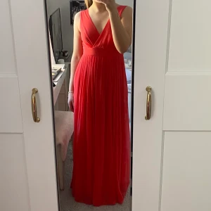 Balklänning - Helt ny maxiklänning från traffic people, perfekt till bal! Färgen är mer corall än rödd, kan skicka fler bilder privat! Jag är 168cm. Fraktar för 69kr💕 nypris: 2299kr 