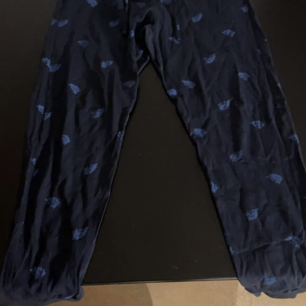 Blåa pyjamas byxor, liten fläck på baksidan som borde gå bort efter en tvätt . Jeans & Byxor.
