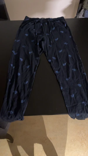 Blåa pyjamas byxor  - Blåa pyjamas byxor, liten fläck på baksidan som borde gå bort efter en tvätt 