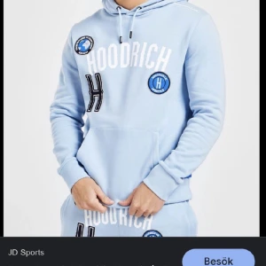 Blå hoodrich hoodie  - Säljer min blå hoodrich från jd då den inte är min stil längre, ganska säker på att denna modell inte säljs längre. Skick:10/10