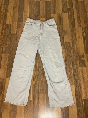 Ljusblå/ grå jeans  - Jeans i gott skick använda ca 5ggr 