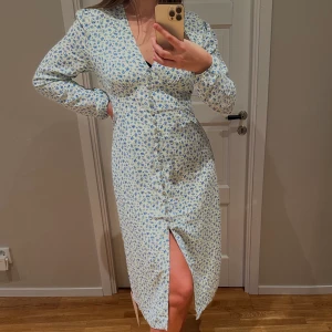 Adoore Paris dress - Aldrig använd. Lappar kvar! Säljer denna fantastiska klänning som är adoores bästsäljare. Hann inte göra ett återköp på klänningen, därmed inga fel alls🙌🏻   OBS. Den rosa klänningen är inte till salu men visar samma modell på en annan kroppsform