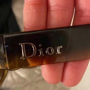 Dior Y2K solglasögon  - As Kattiga dior glasögon. Äkta såklart. Ändvänder ej så säljer. Ny pris 2000kr ungefär