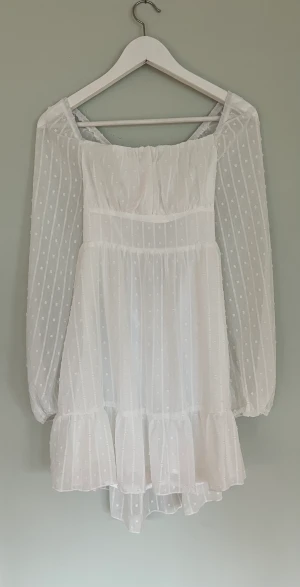 Klänning  - Jättefin klänning, tänkt att ha på student men var för liten, storleken är rätt, jag som valde fel, aldrig använd