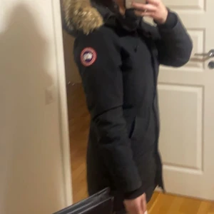 Canada goose S/xs - Victoria parka storlek S Inget fel på muddarna  Använd och har sina ”märken” som Victoria parka lätt får!!  går bort med en kemtvätt. Kan spännas åt i midjan.  Äkta päls