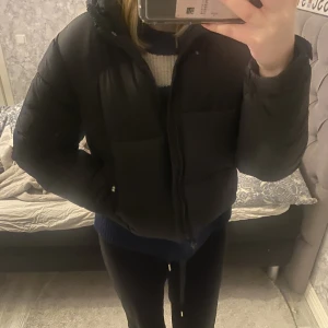 Vinterjacka  - Säljer denna snygga svarta tjockare jackan från Missguided den är i storlek 34, inte mycket använd inga fel på den alls, vet inte vad den kostade ny men säljer den för 280kr 