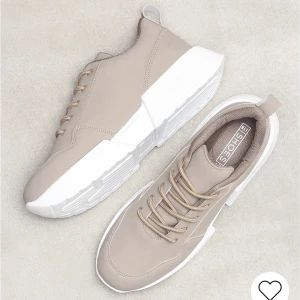 Sneakers - Säljer dessa beige/bruna sneakers från Nelly i storlek 37. Endast använda vid ett tillfälle & då en kort stund eftersom jag tyckte de var lite för stora för mig. Nypris 400kr, säljer för 100kr 🤗