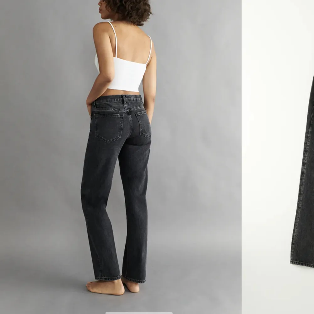 Säljer dessa jättefina jeans från Gina tricot. Använda ett fåtal gånger och är som i nyskick. Dem är storlek 32 och säljer då dem har blivit för små.  Midrise i midjan. Köptes för 500kr men säljer för 200kr❤️. Jeans & Byxor.