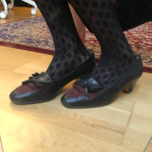 Loafers klackskor - Säljer dessa pga att de är för stora för mig som normalt har 38/39. Står strl 39 men skulle säga att de är stora för en vanlig 39. Är köpta secondhand och har lite slitage på några ställen utanpå. Skickar gärna bild om så önskas.