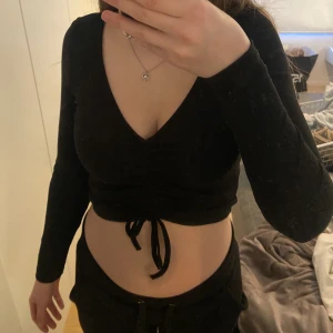 Svart tröja från monki  - Jättefin tröja från monki som jag säljer för att det inte riktigt är min stil längre. 