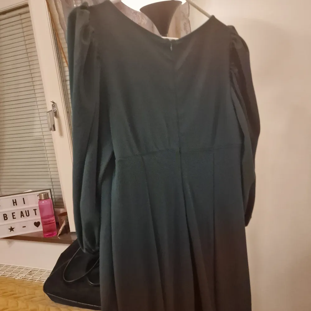 Verey long party dark green dress with long ring sleeves tight and slim fit dress fits so perfect on curvy body ..weared just once . Price can be fixed . Klänningar.