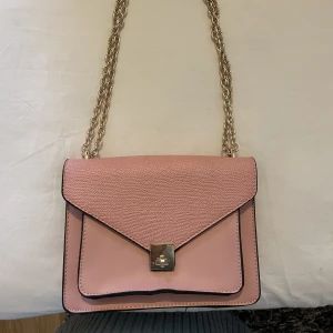 Väska  - Sparsamt använd handväska.  22 cm bred och 17 cm hög