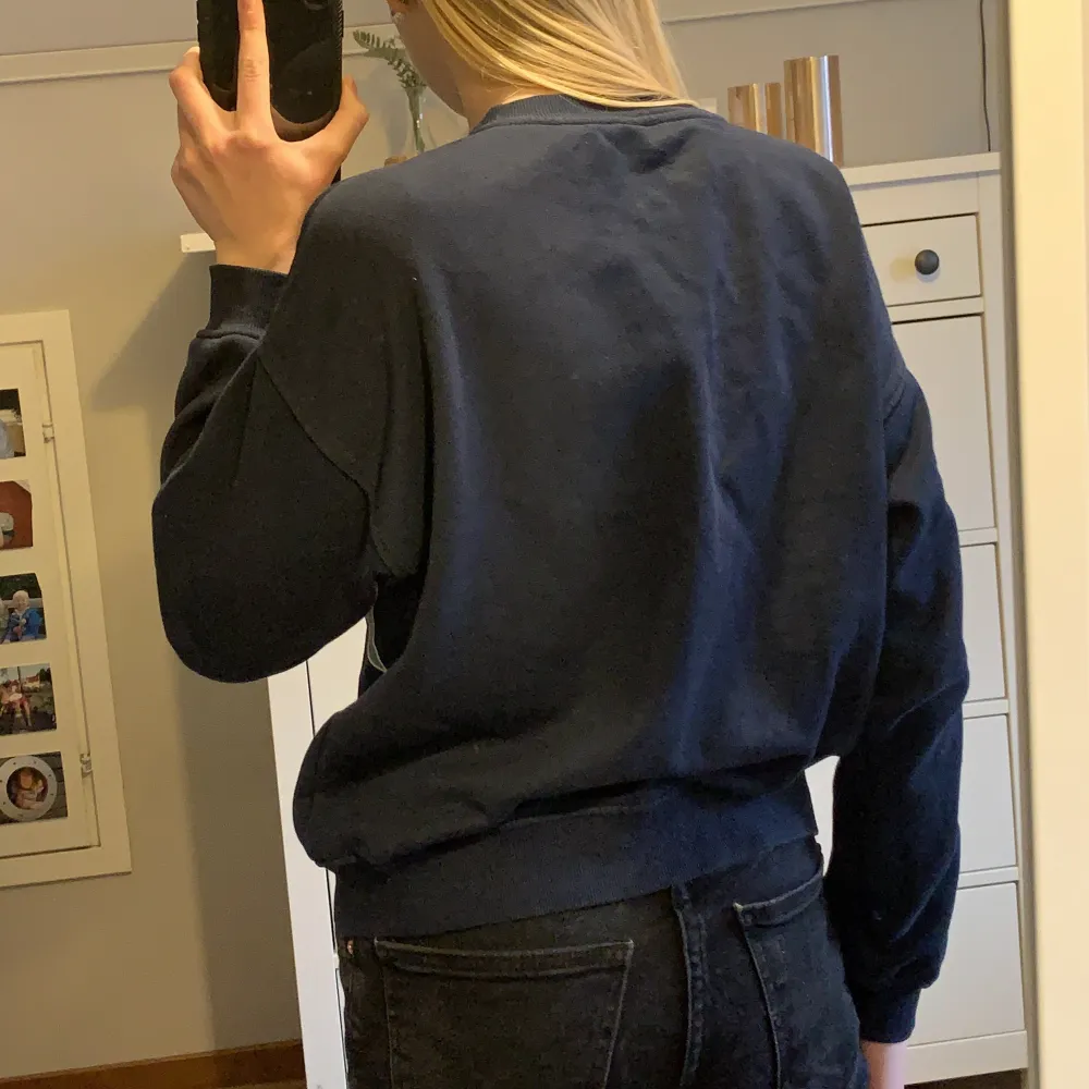 Mörkblå tröja med ett grönt tryck på, ”weekend”. Från Lindex i storlek 146/152. Köparen står för frakten. 😊💕. Tröjor & Koftor.