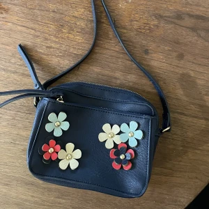 axelremsväska - mörkblå väska med blommor på som inte kom till användning! skriv för fler bilder