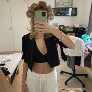 Kofta/mini kavaj  - Super fin att ha över en bh, prislappen finns kvar 