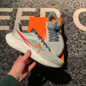 Nike Air Zoom Pegasus 39 Pure Platinum Total Orange - Ett par helt nya löparskor ifrån Nike. En av de bästa modellerna av löparskor som släppts ifrån Nike. Säljes då dem inte kommit till användning. Köpta för 1349 