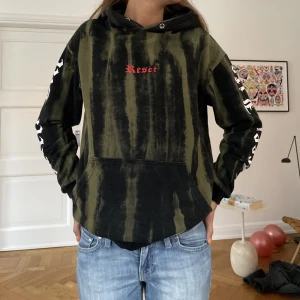 Svincool tie dye hoodie😍 - Så cool hoodie min fina detaljer❤️‍🔥 Jättefint skick😇 Klär upp en Basic outfit