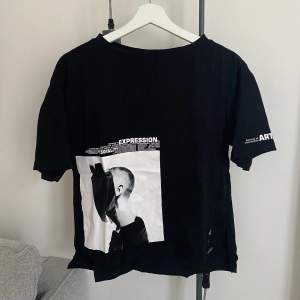 Unik tshirt med tryck köpt i Rom i en italiensk märkesbutik. Passar Xs/S/M😍