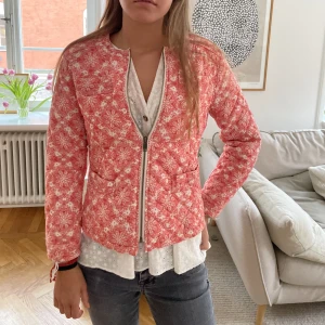 Säljer min somriga jacka!🌺 - Superfin vår/sommarjacka! Fina fickor och bra skick❤️‍🔥 Storlek M