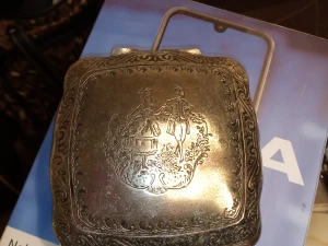 Vintage smyckeskrin mönstrat lock och runt omkring . - Fint gammalt vintage smyckeskrin mönstrat lock och runt omkring .ca 10 x 10.cm stort.dock locket lossnat  från sin fastsättning .metall /silver ? , ser ingen stämpel .hämtas i Skene alt skickas .