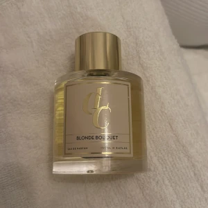 Isabell Löwengrips parfym - En Isabell löwengrip parfym som inte säljs längre. Nästintill oanvänd. Doftar kvinnligt och gott. 💕💕