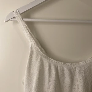 Vitt spetslinne - Vit genomskinligt spetslinne! Köpt secondhand men aldrig använt