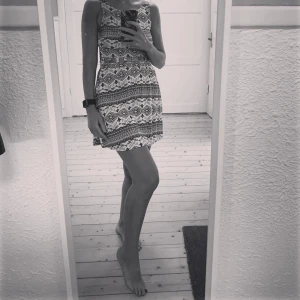 HM kläning  - Jättefin kläning som har hängt med mig ganska många år, Men ändå har så mycket kvar att ge 🖤🤍. Den är lite liten på mig så jag skulle säga att den passar en liten s✨ 