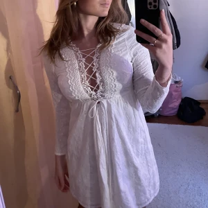 Studentklänning  - Söt vit klänning perfekt till studenten💕