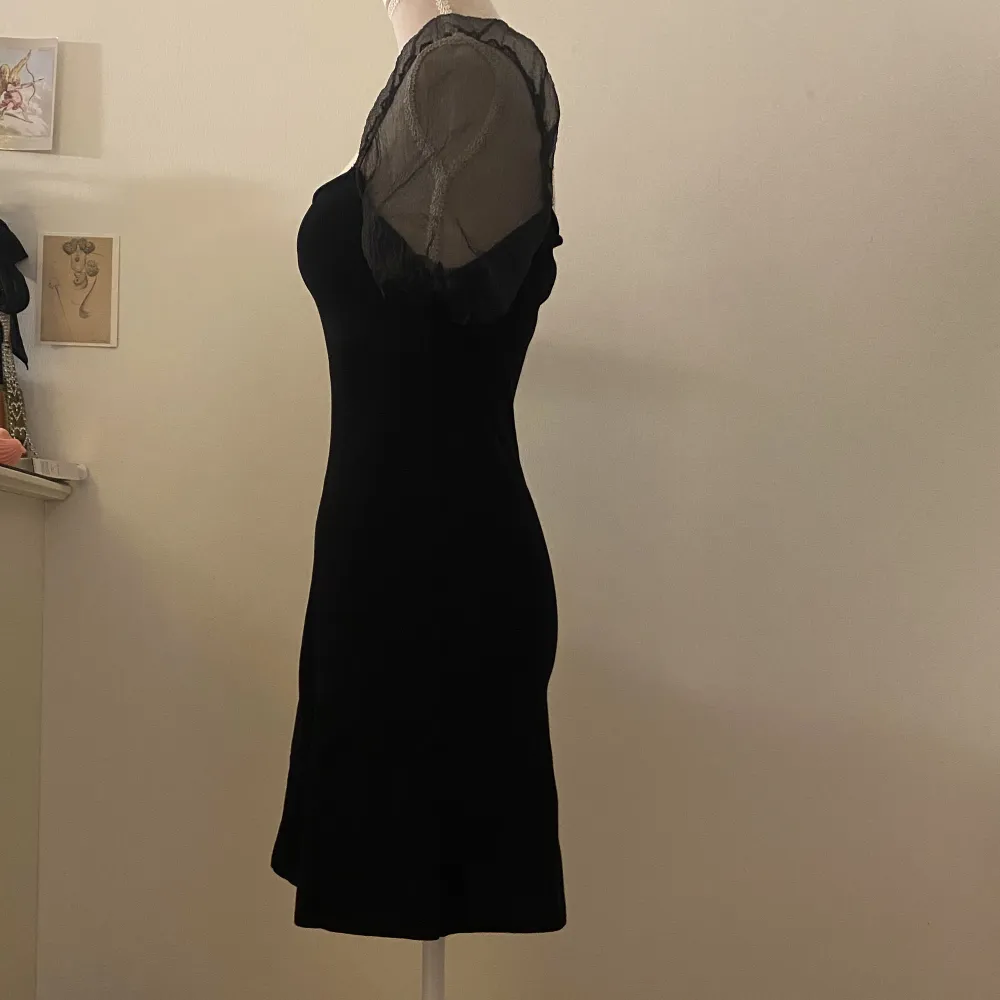 Kort svart a-line klänning med puffärmar från Zara. Klänningar.
