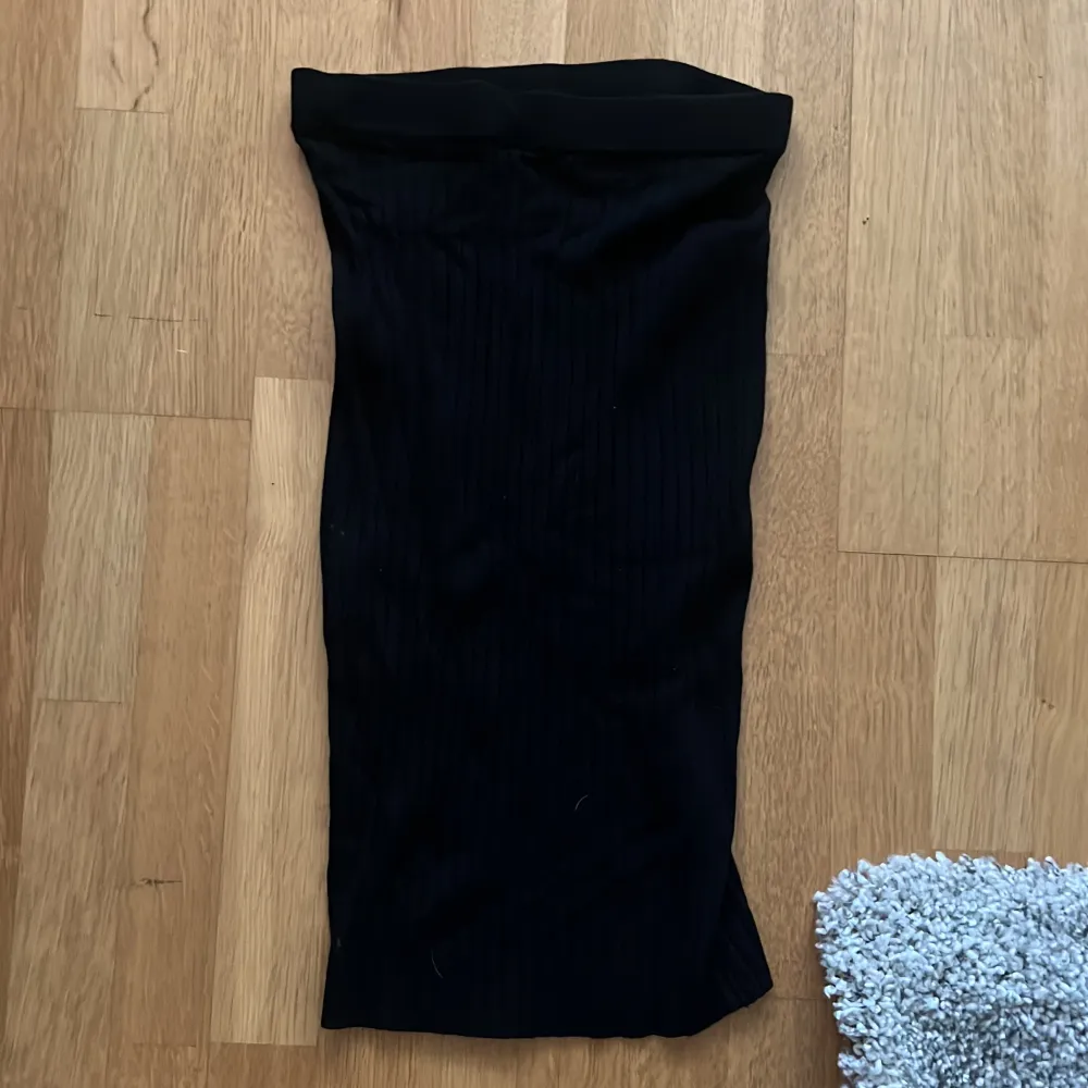 En fin svart ribbad kjol, köpt från bikbok. Den är i storlek M. 🖤. Kjolar.