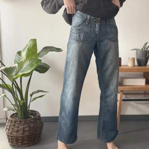 Jeans i storleken 29/24. Passar en S/M. Lågmidjade.