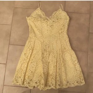 Gul Spets romper - En Gul spets romper från H&M, säljer då den aldrig kommit till användning. Skriv gärna vid intresse!🥰Säljer även en liknande i vitt, checka profilen!