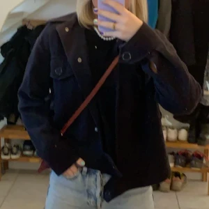 Kort kappa  - Superfin kort kappa. Passar perfekt nu till våren. Knappen på ena armen är trasig men annars inga defekter. 