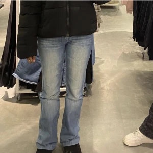 Lågmidjade jeans  - Säljer dessa väldigt lågmidjade jeansen💕 jag älskar verkligen dom men dom var tyvärr för stora 🤗