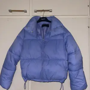 Blå jacka från Sinsey (från Estland) i storlek 36/S Den är i bra skick men kommer tyvärr inte till användning längre 
